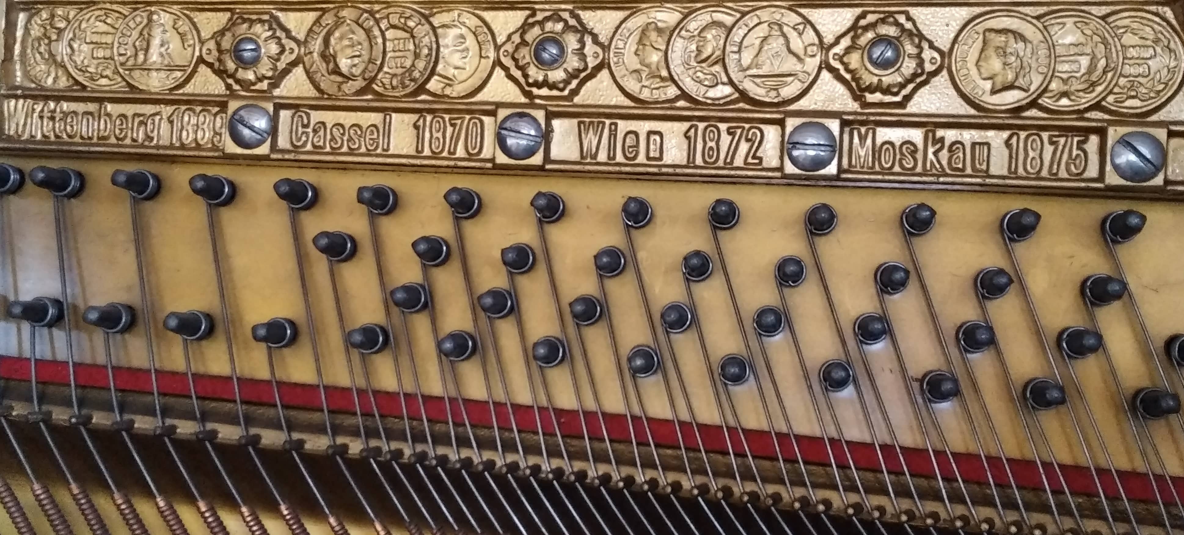 chevilles d'un piano Seiler ancien splendide