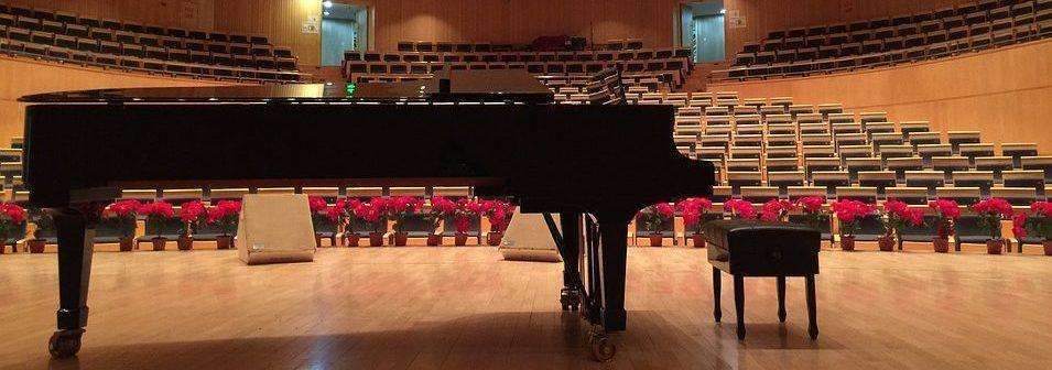Agnès Musique accordeur de concert accorde les pianos droits et à queue à Toulon et dans le Var