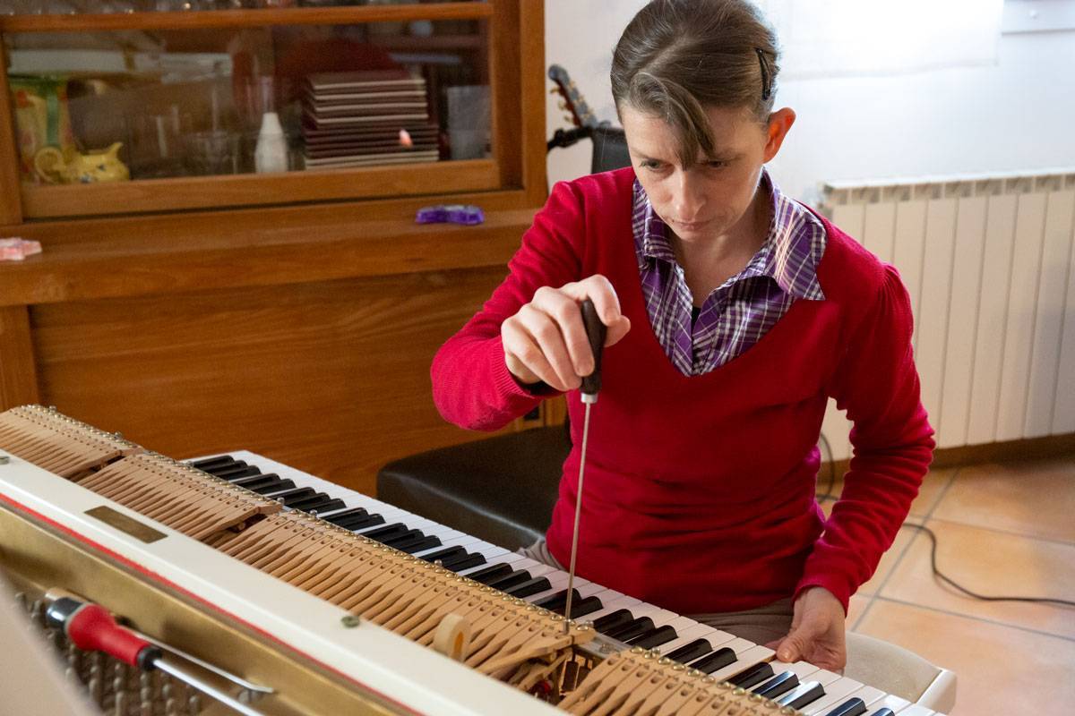 Agnès Nitelet, entreprise individuelle Agnès Musique, règle la rechute d'une mécanique de piano à queue
